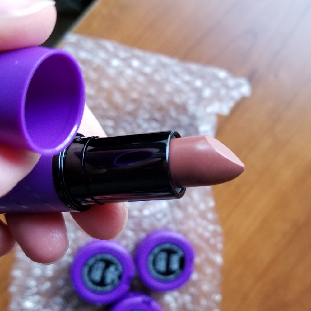 Selena MAC Collection - Picture 6 of 7
